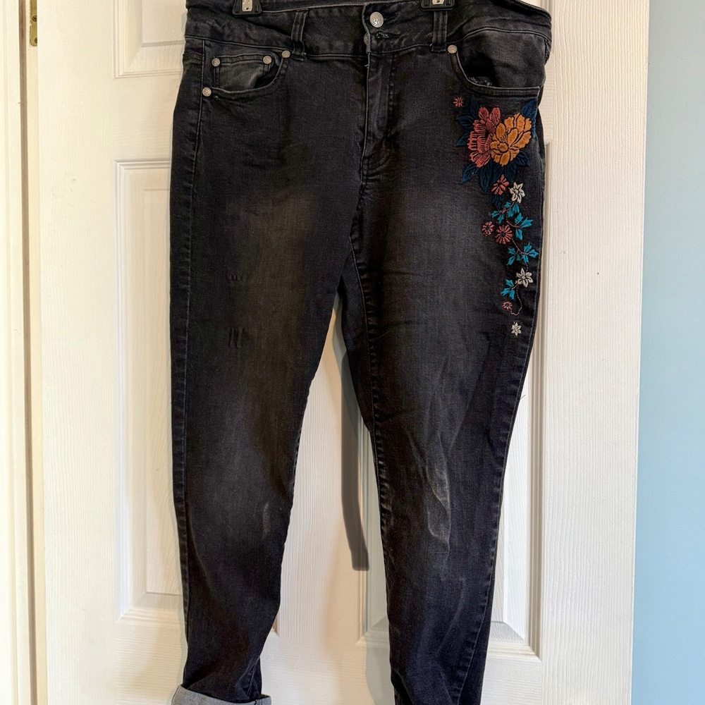 Black Ankle Cropped Jeans with Embroidery